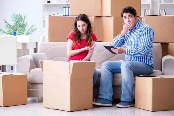 Jovem casal se mudando para casa nova com caixas — Fotografia de Stock