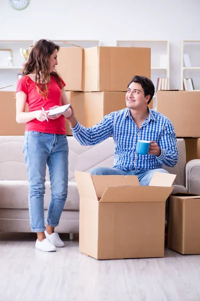 Junges Paar zieht mit Boxen in neues Haus ein — Stockfoto