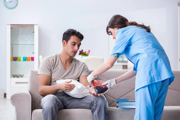 Hastanenin kliniğinde kan nakli olan hasta. — Stok fotoğraf