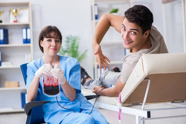 Patient getting blood transfusion in hospital clinic — Stock Photo, Image