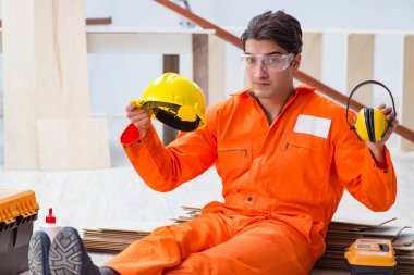 Gürültü kesme başlığını gösteren işçiler