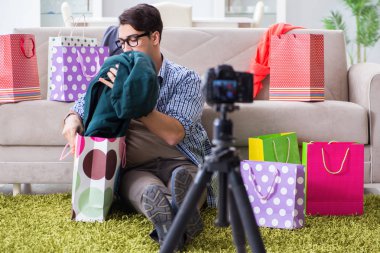 Vlog için erkek moda blogcusu kayıt videosu
