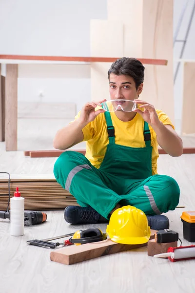 Arbeiter mit Schutzbrille auf Baustelle — Stockfoto