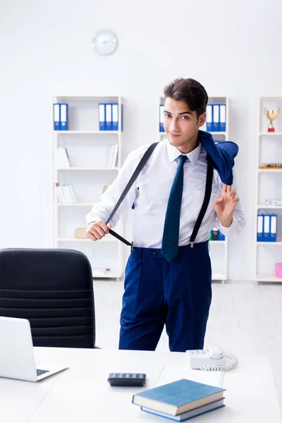 Joven hombre de negocios elegante que trabaja en la oficina — Foto de Stock