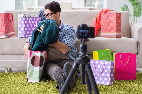 Hombre bloguero de moda grabación de vídeo para vlog —  Fotos de Stock