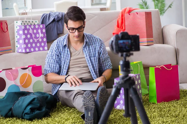 Hombre bloguero de moda grabación de vídeo para vlog —  Fotos de Stock