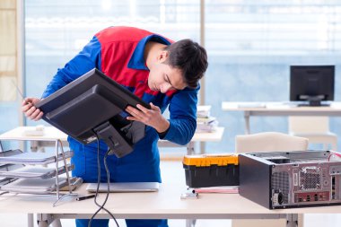 Bilgisayar tamir uzmanı bilgisayar masaüstünü onarıyor