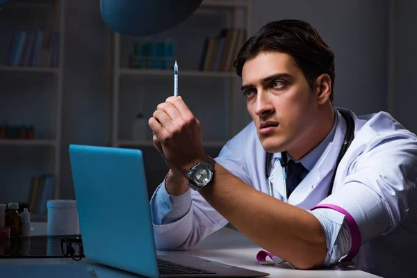 Doctor drug addict staying late on hospital — Stock Photo, Image