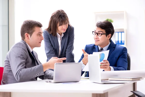 Reunión de negocios con los empleados en la oficina —  Fotos de Stock