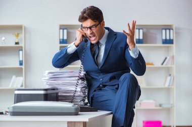 İşadamı kopyalama makinesinde kopyalama yapıyor