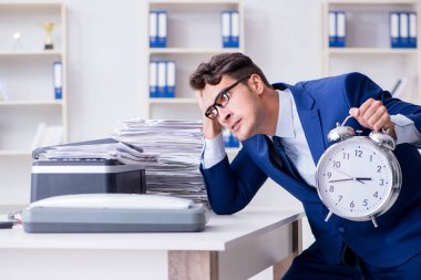 İşadamı kopyalama makinesinde kopyalama yapıyor