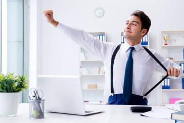 Genç ve şık bir işadamı ofiste çalışıyor.