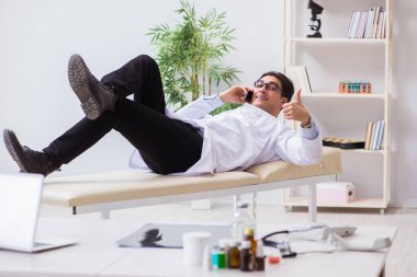 Hastanedeki karmaşık ameliyattan sonra doktor dinleniyor.