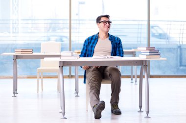 Eski sevgilisine kitap hazırlayan öğrenci boş kütüphanede okuyor