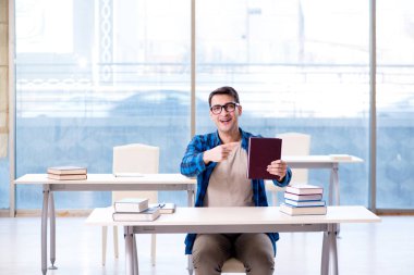 Eski sevgilisine kitap hazırlayan öğrenci boş kütüphanede okuyor