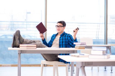 Eski sevgilisine kitap hazırlayan öğrenci boş kütüphanede okuyor