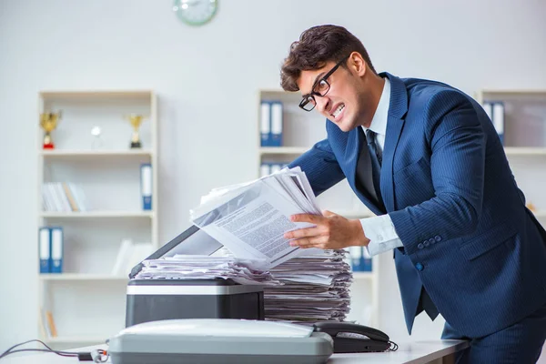 Businessman making copies in copying machine — Stock Photo, Image