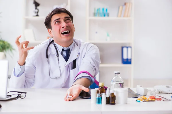 Doctor drug addict in the hospital — Stock Photo, Image