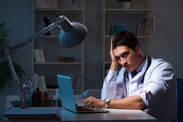 Médico drogadicto quedarse hasta tarde en el hospital — Foto de Stock