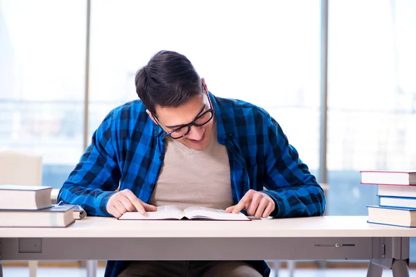 Σπουδαστής σπουδάζει στην άδεια βιβλιοθήκη με βιβλίο προετοιμασία για ex — Φωτογραφία Αρχείου