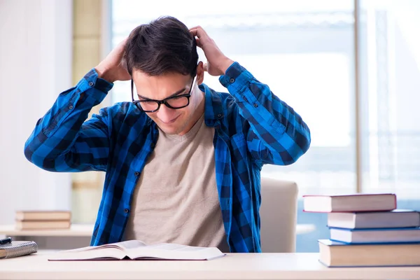 Estudiante estudiando en la biblioteca vacía con libro preparándose para ex — Foto de Stock