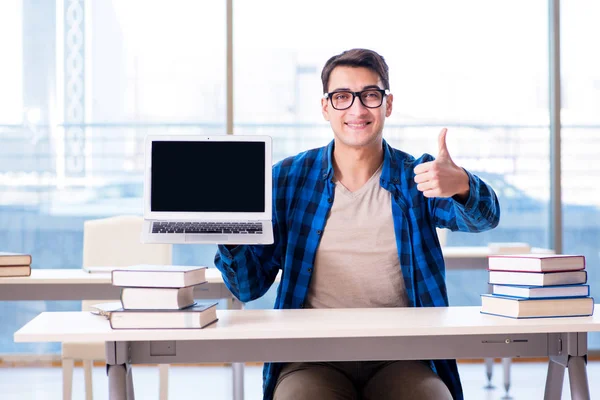 Estudiante en telelearning lectura del concepto de aprendizaje a distancia en lib —  Fotos de Stock