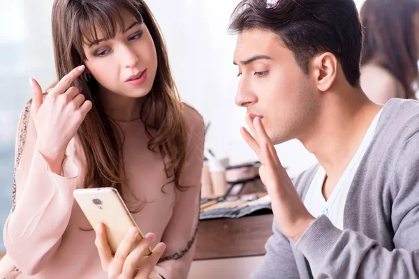Man doing make-up for cute woman in beauty salon — Stock Photo, Image