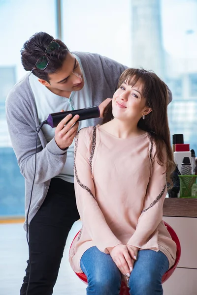 Homme styliste travaillant avec femme dans un salon de beauté — Photo