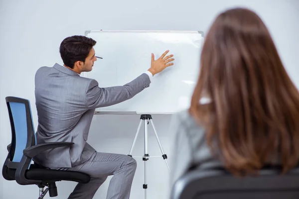 Zakelijke presentatie in het kantoor met man en vrouw — Stockfoto
