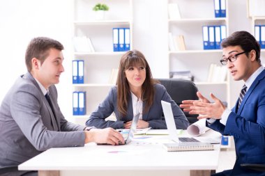 Ofisteki çalışanlarla iş görüşmesi.