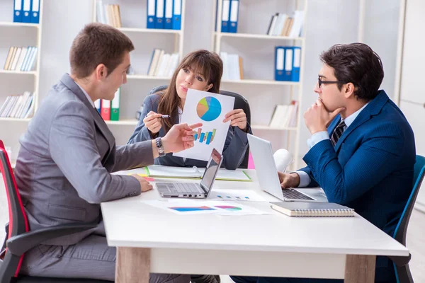 Reunión de negocios con los empleados en la oficina —  Fotos de Stock