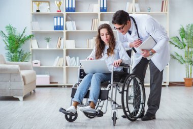 Tekerlekli sandalyedeki hasta düzenli kontrol için doktoru ziyaret ediyor.