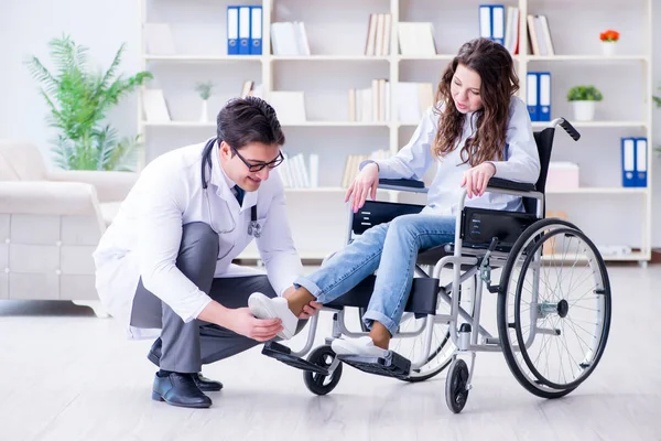Paciente com deficiência em cadeira de rodas médico visitante para verificação regular — Fotografia de Stock