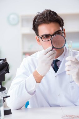 Biyoteknoloji bilim adamı kimyager laboratuarda çalışıyor.