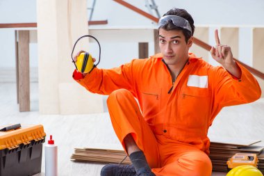 Gürültü kesme başlığını gösteren işçiler