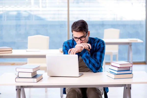 Estudiante en telelearning lectura del concepto de aprendizaje a distancia en lib —  Fotos de Stock