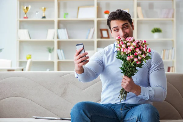 Молодий чоловік спілкується зі своєю коханою через мобільний телефон — стокове фото