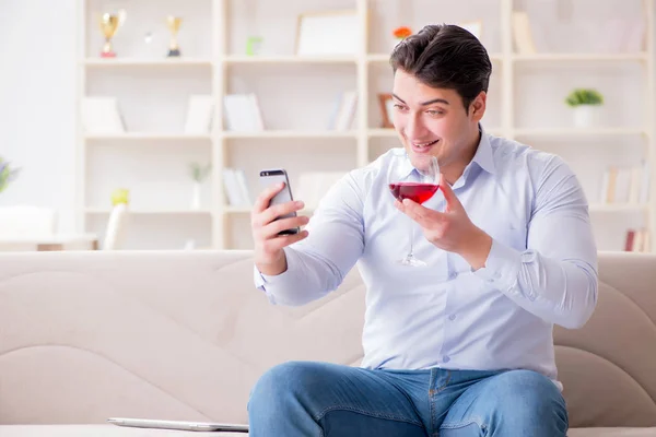 Giovane uomo che chiacchiera con la sua fidanzata tramite telefono cellulare — Foto Stock