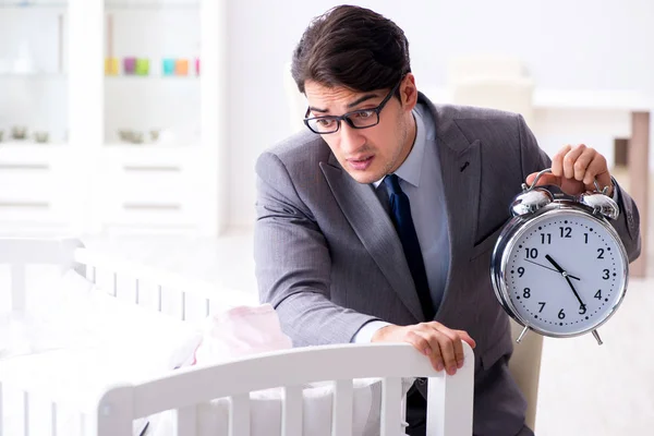 Jonge zakenman probeert te werken vanuit huis zorg na pasgeboren — Stockfoto