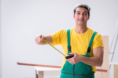 İnşaat işçisi inşaat alanında çalışıyor.