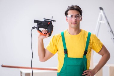 Müteahhit lamine ahşap zemin üzerinde çalışıyor.