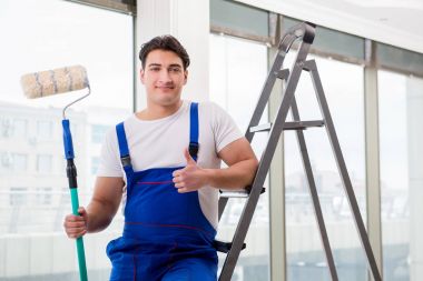 İnşaat alanında çalışan bir boyacı.