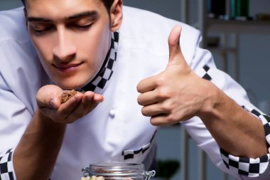 Kahveci dükkanda geç saatlere kadar çalışıp içki hazırlıyor.