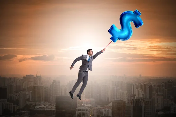 Бізнесмен летить на надувній кулі долар — стокове фото