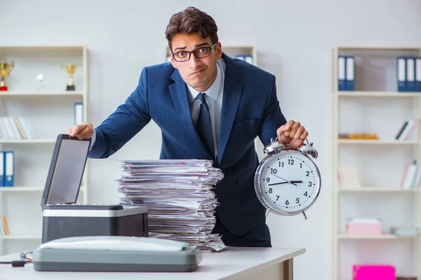 Zakenman maakt kopieën in kopieermachine — Stockfoto