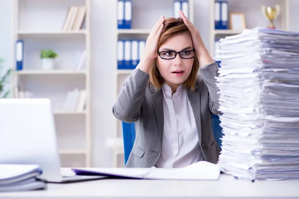 Empresária que trabalha no escritório — Fotografia de Stock