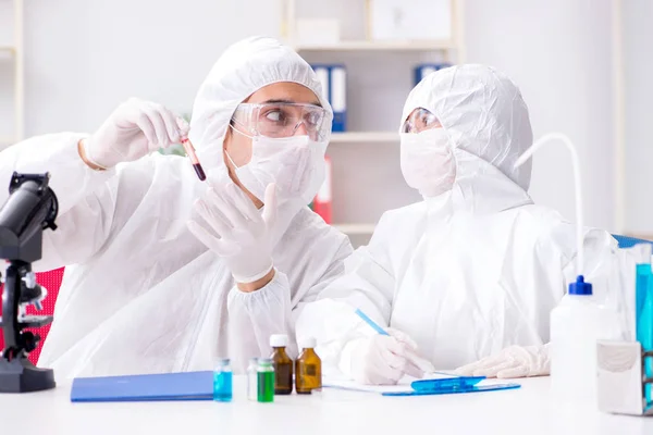 To kemikere, der arbejder i laboratoriet - Stock-foto