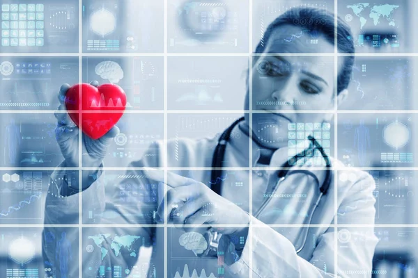 Doctora en telemedicina concepto de cardiología —  Fotos de Stock