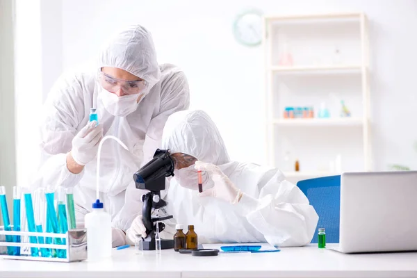 Two chemists working in the lab — Stock Photo, Image