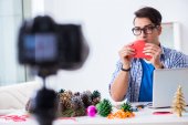 Video blogger nahrávání papírové dekorace
